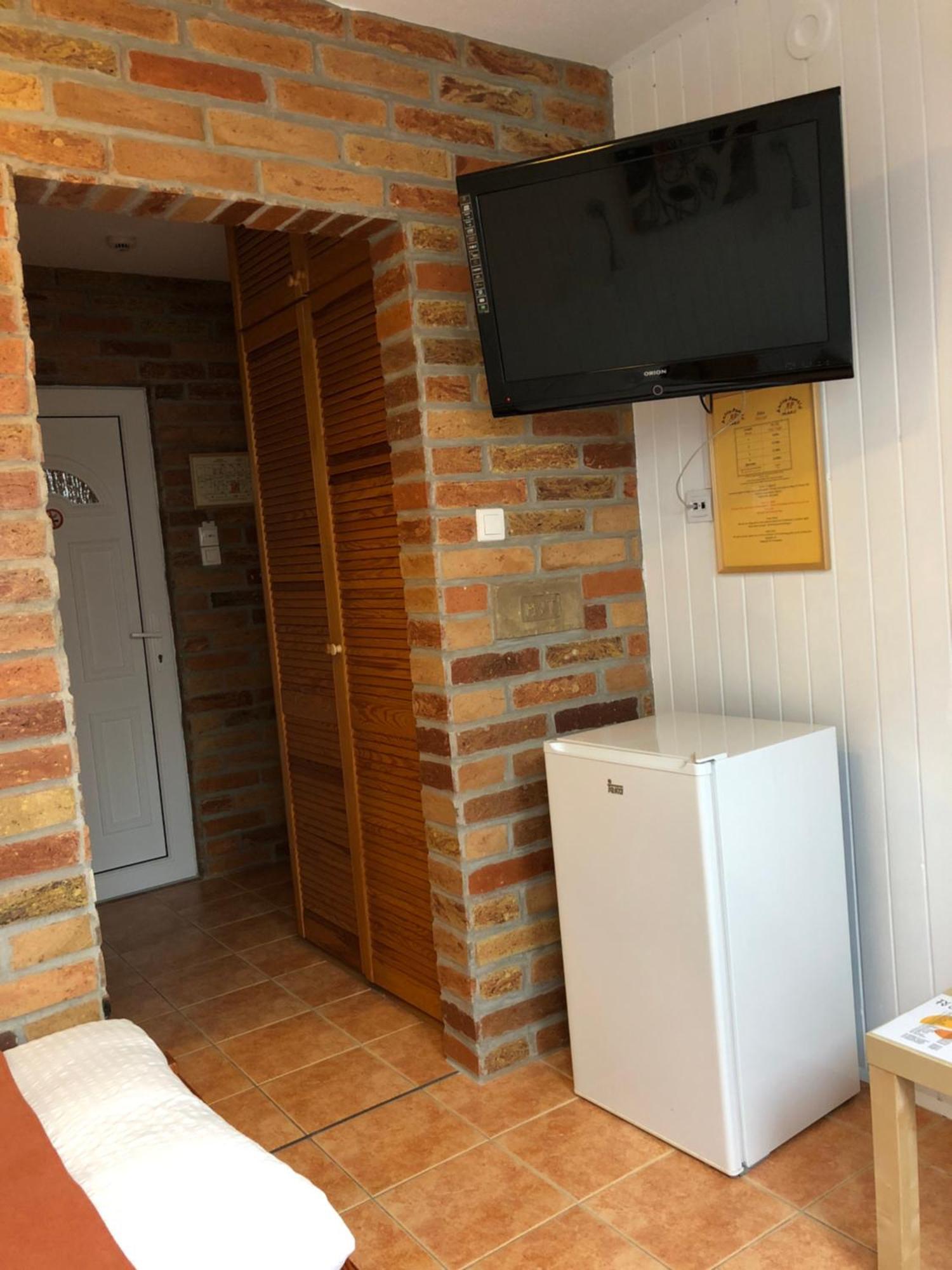 Autoscsarda Es Panzio Hotell Makó Exteriör bild