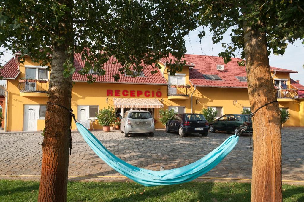 Autoscsarda Es Panzio Hotell Makó Exteriör bild